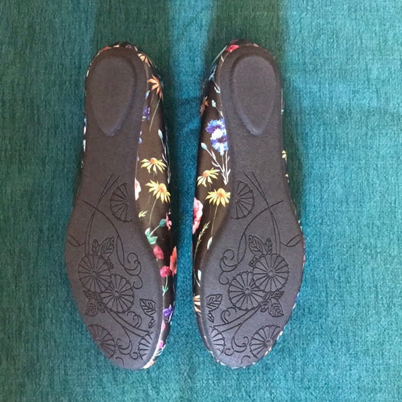 Steve Madden Heaven Black/Floral Flat - Picture 5 of 6